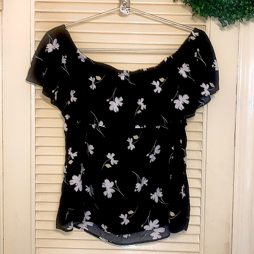 Cotton On ruffle on/off shoulder top. Women’s size Large. Used.